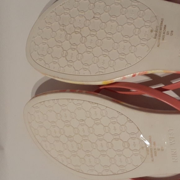 Nine West Women's Shoes Pink Yellow Tie Dye Flat Thong Flip Flops Sandels Size 9 - Picture 7 of 7